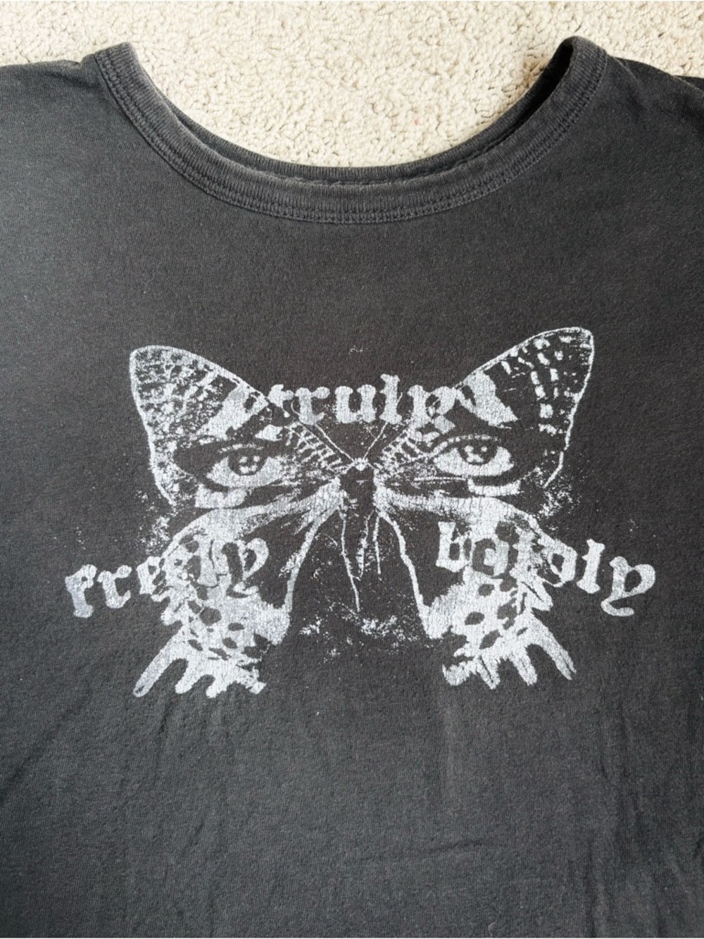 hollister dark grey butterfly graphic cropped baby tee - Picture 6 of 11